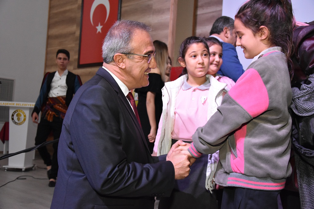 Alaşehir Belediye Başkanı Dr.Gökhan Karaçoban, Dünya Çocuk  Hakları Günü Dolayısıyla Bir Mesaj Yayımladı.