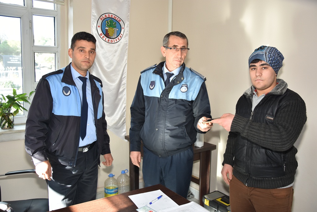 ALAŞEHİR BELEDİYE ZABITASI SEVİNDİRDİ