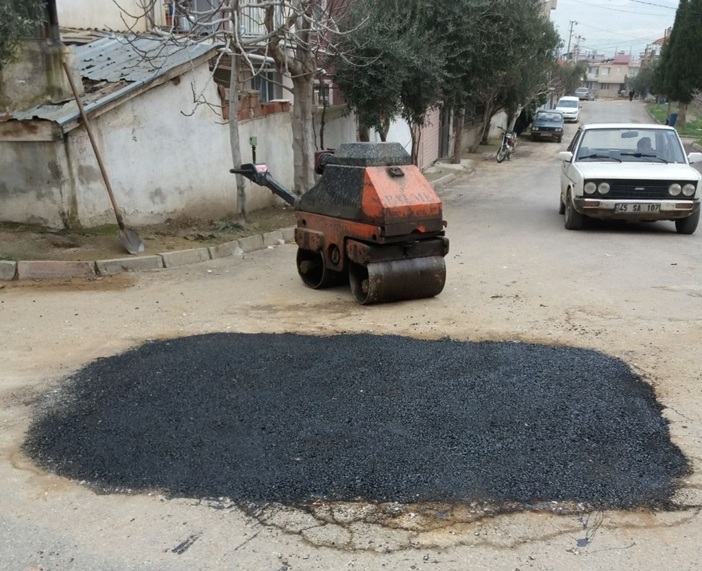 Alaşehir Belediyesi Fen İşleri Müdürlüğünden Bozuk Yol Mücadelesi