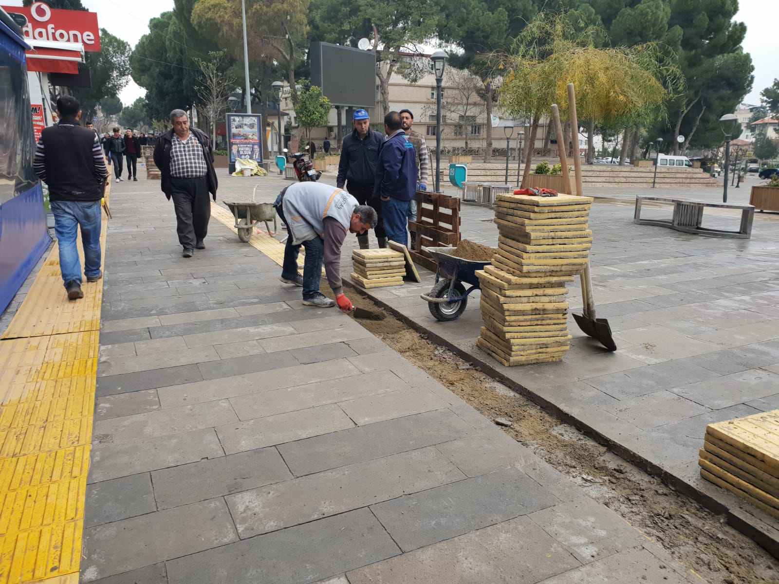 ALAŞEHİR BELEDİYESİ GÖRME ENGELLİ YOLLARINI ONARIYOR