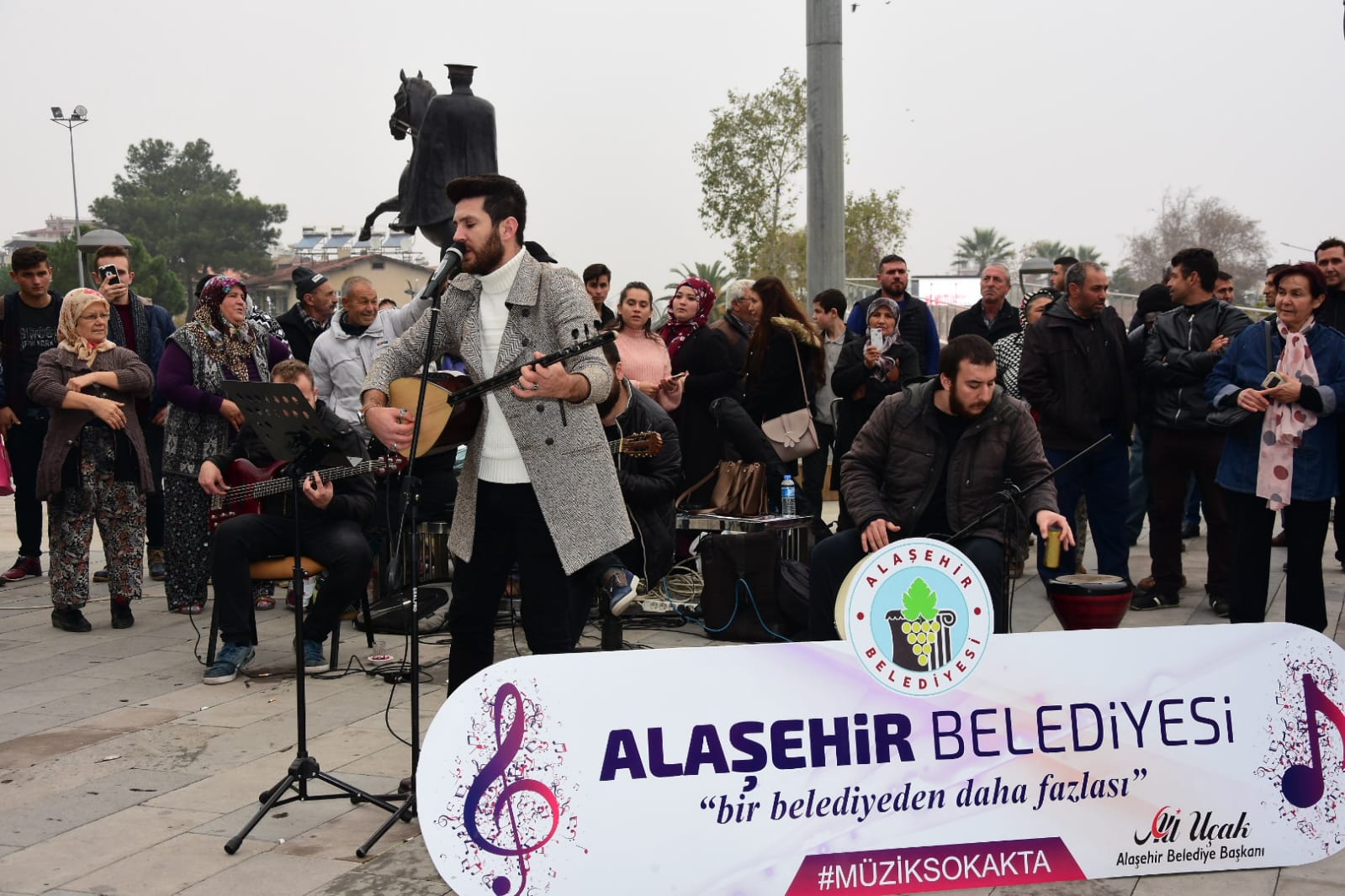 ALAŞEHİR BELEDİYESİ'NDEN SOKAKTA MÜZİK ZİYAFETİ