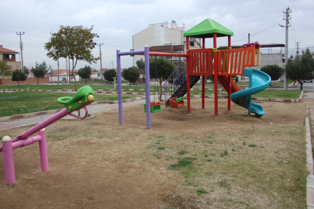 Alaşehir Belediyesi Oyun parklarına bahara hazırlıyor