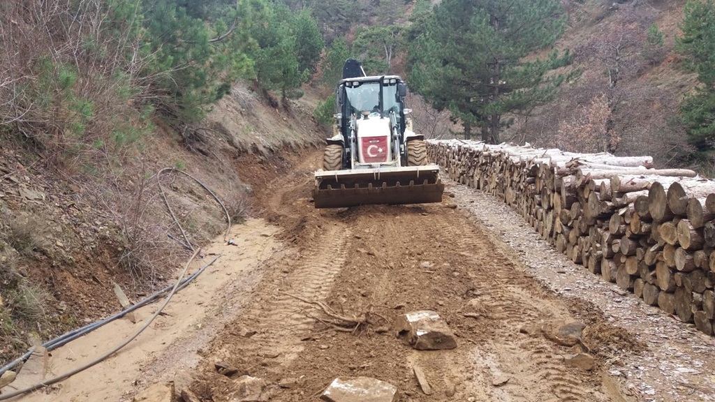 Alaşehir Belediyesi tarafından Kestanederesi Mahallesinde yol iyileştirme çalışması başlatıldı