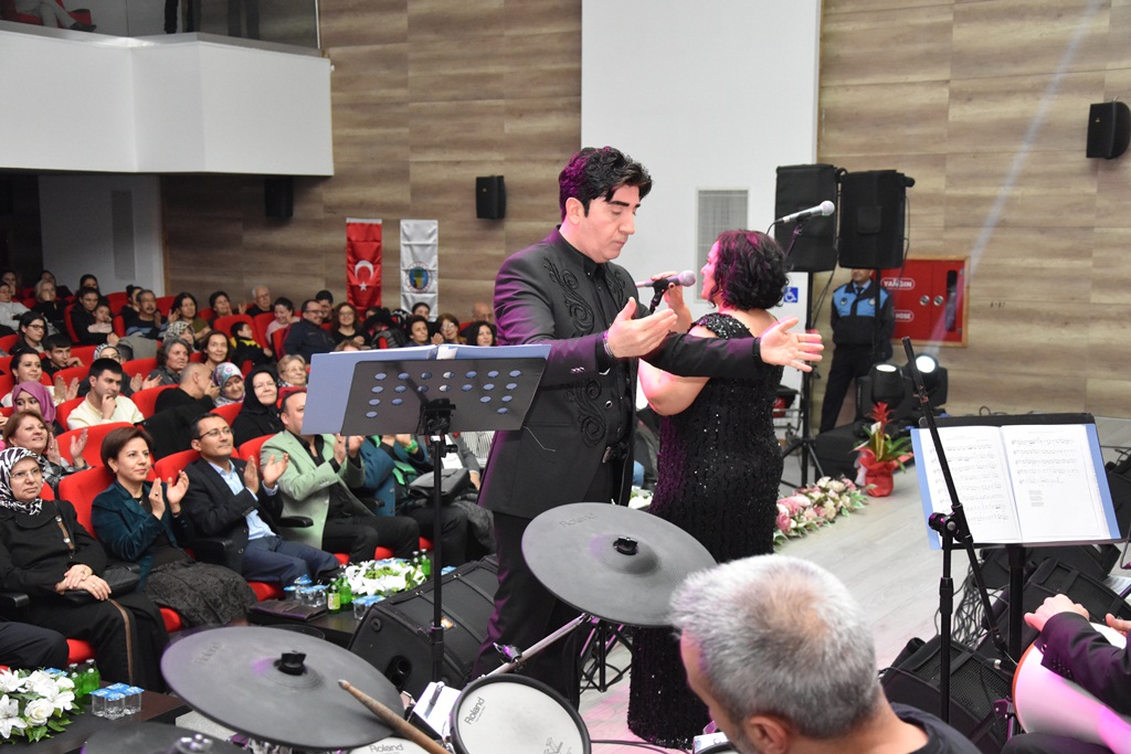 Alaşehir Belediyesi Türk Sanat Müziği Korosu Konser Verdi