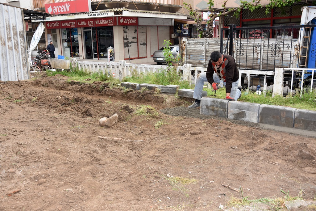 Alaşehir Belediyesi Yıldırım Beyazıt Parkında Çalışmalarına Devam Ediyor