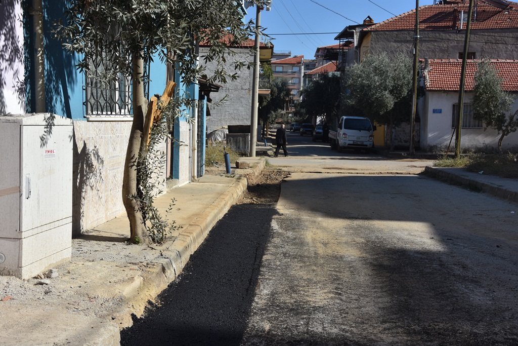 Alaşehir Belediyesi Yol Yama ve Tamir  Çalışmalarına Başladı