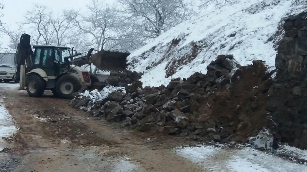 Alaşehir Belediyesi Yolları Açıyor