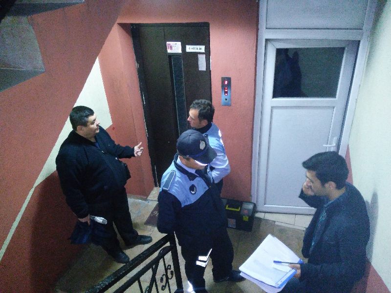 ALAŞEHİR BELEDİYESİ ZABITA EKİPLERİ ASANSÖRLERİ MERCEK ALTINA ALDI  