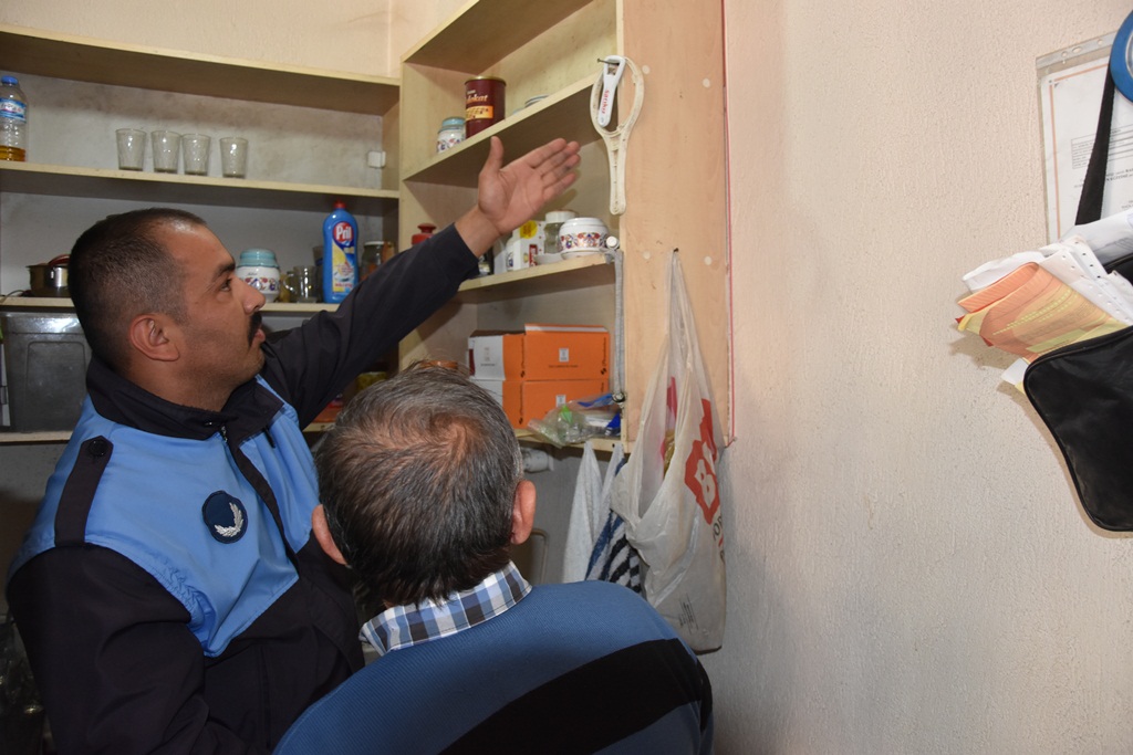 Alaşehir Belediyesi Zabıta Müdürlüğü ekipleri, şehir merkezindeki kahvehanelerde denetim gerçekleştirdi.