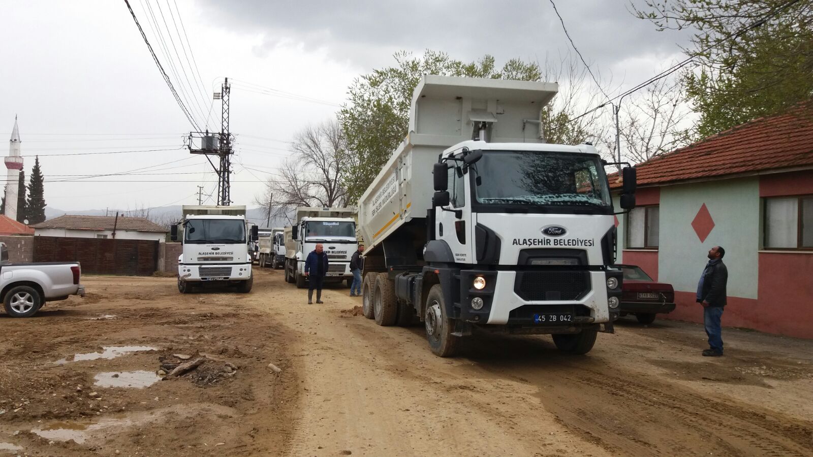 Alaşehir Belediyesinden Çağlayan ve Akkeçili Mahallelerinde Yol Çalışması