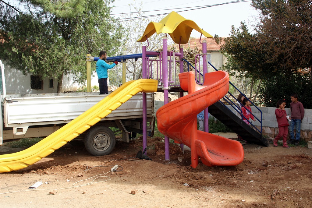 Alaşehir Belediyesinden Gülpınar Mahallesine Çocuk Oyun Grubu