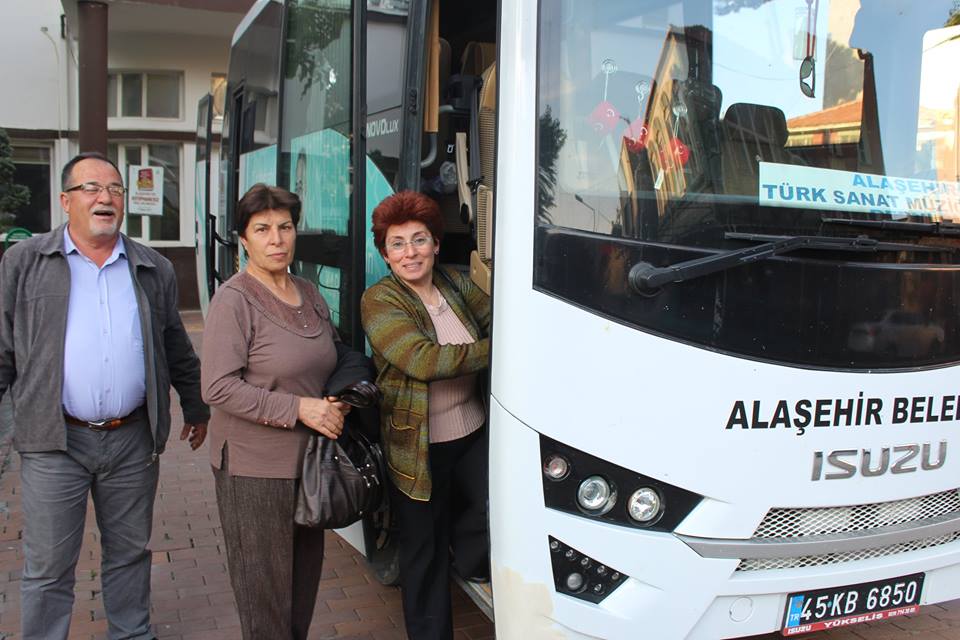 ALAŞEHİR BELEDİYESİNDEN TÜRK SANAT MÜZİĞİ KOROSUNA OTOBÜS DESTEĞİ