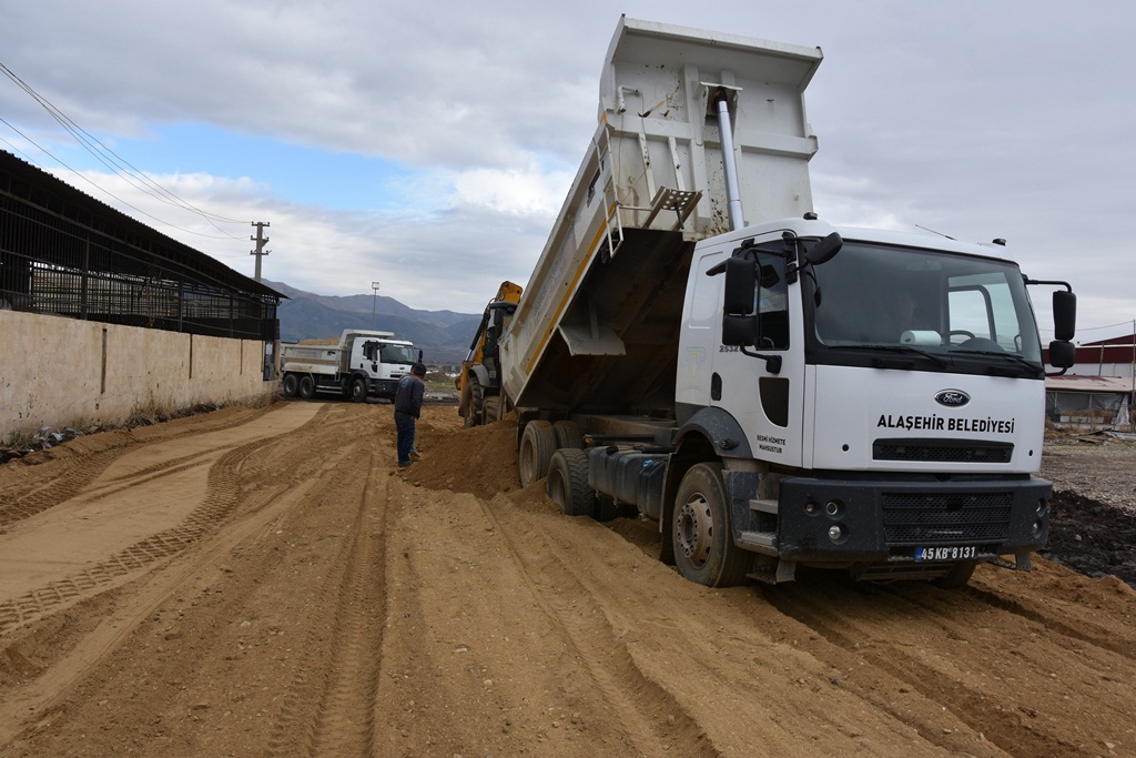 Alaşehir Belediyesinden Yol Atağı 