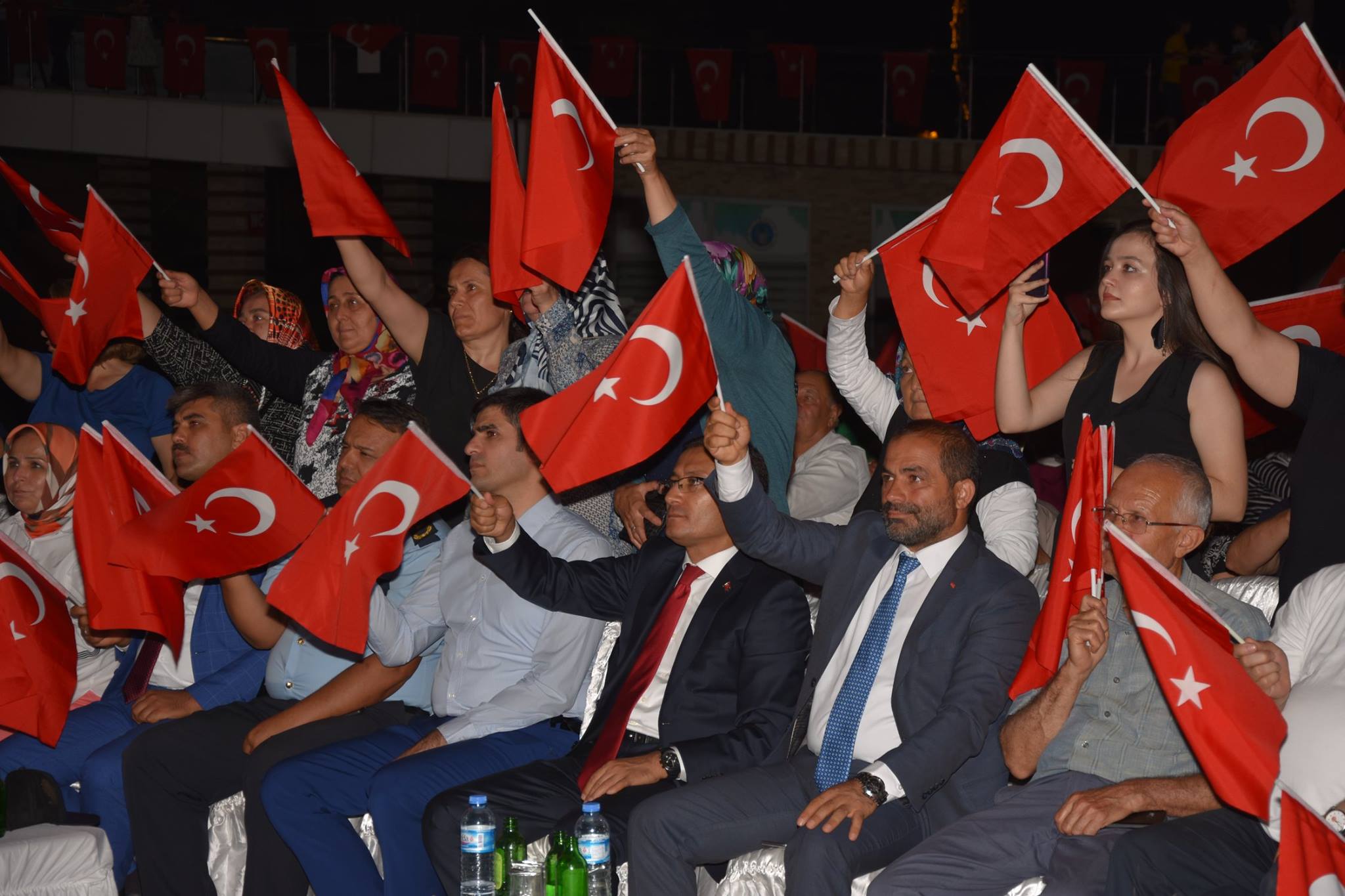ALAŞEHİRİMİZ TEK YÜREK DEMOKRASİ NÖBETİNDE...İSTİKLAL VE İSTİKBALİMİZ İÇİN 15 TEMMUZ'U UNUTMADIK, UNUTMAYACAĞIZ !