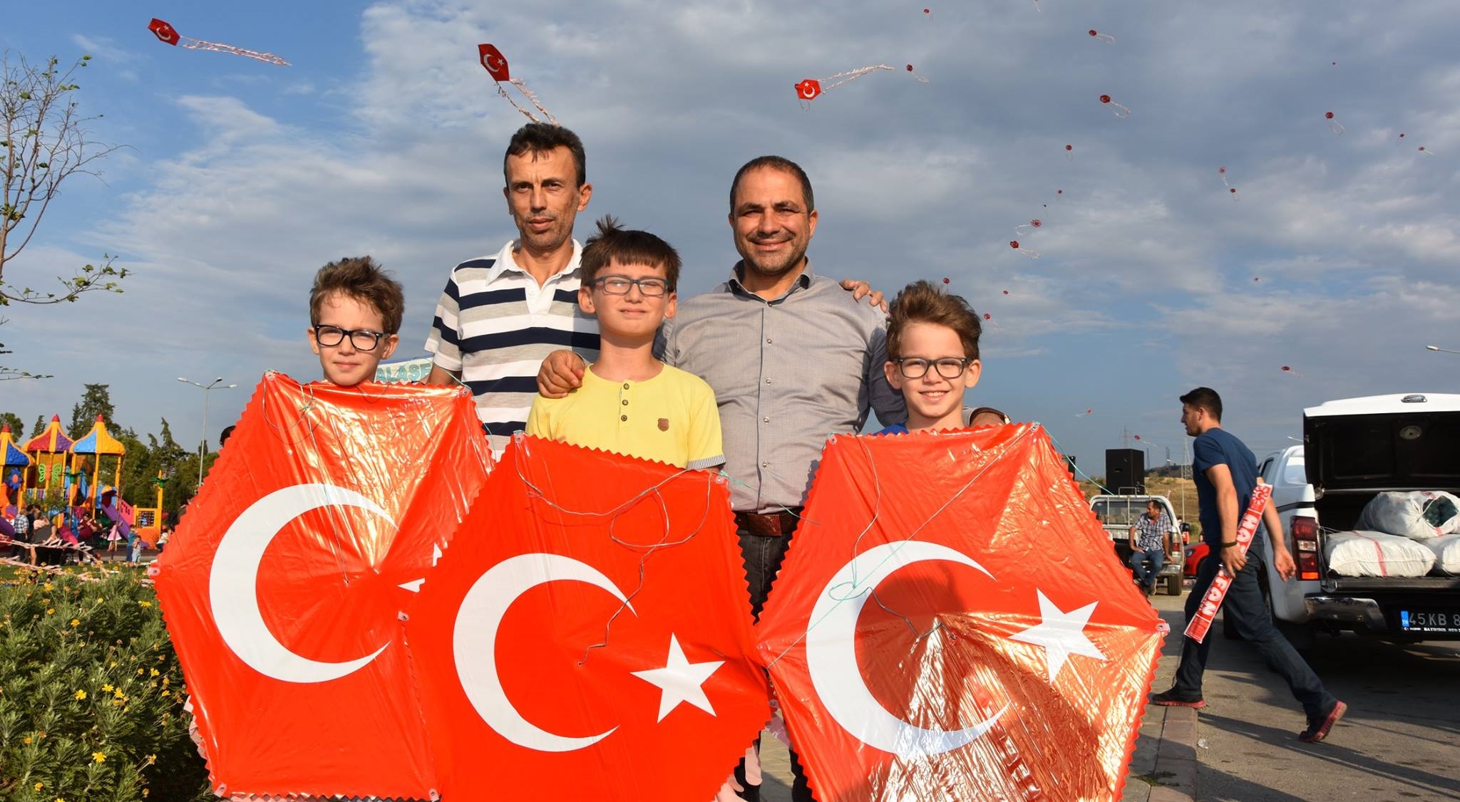 Ay Yıldızlı Uçurtmalarımız Göklerde