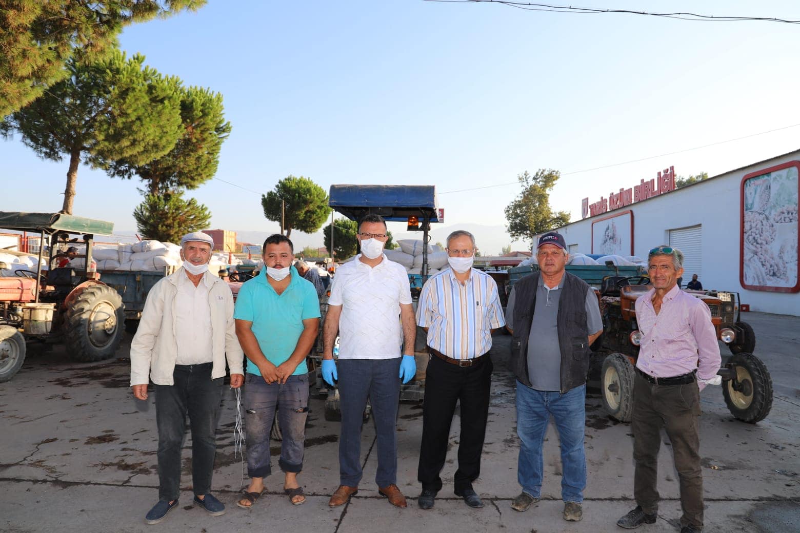 Başkan Öküzcüoğlu'ndan Tariş'in önünde üzüm başında bekleyen çiftçilerimize çorba dağıtımı