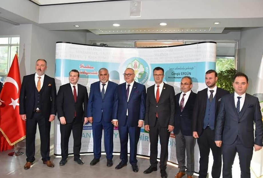 BAŞKAN ÖKÜZCÜOĞLU VE MECLİS ÜYELERİNİN ROZETLERİ TAKILDI