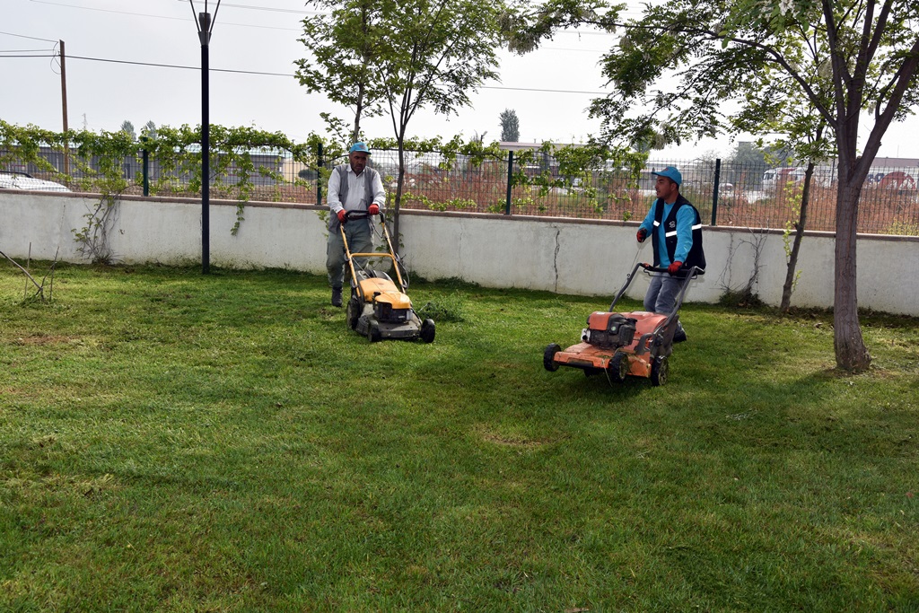 Belediye Çalışıyor Park Ve Bahçeler Güzelleşiyor 