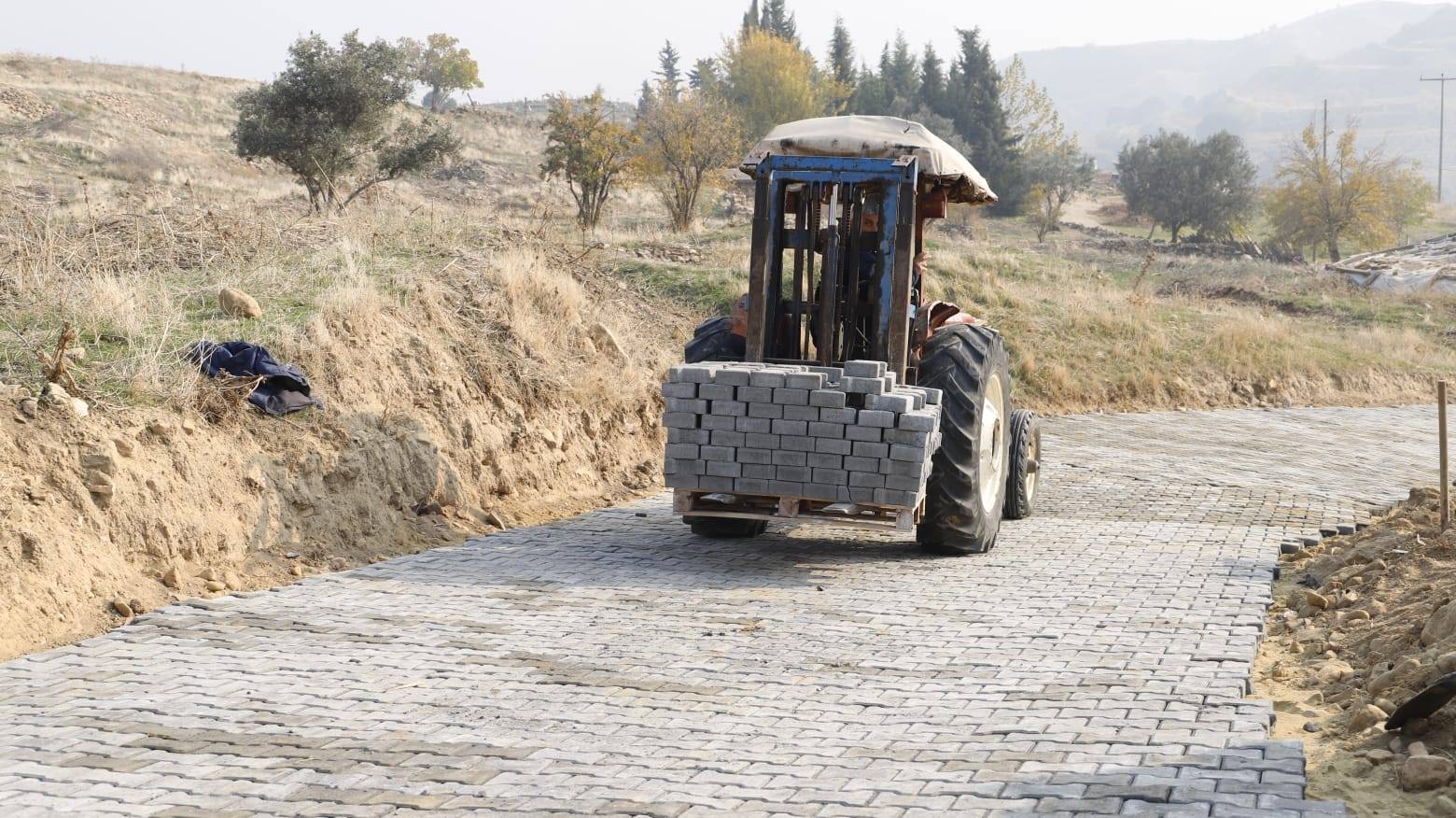 Belediye ekiplerimiz, Badınca Mahallemizde kilit parke döşeme çalışmalarına başladı. 