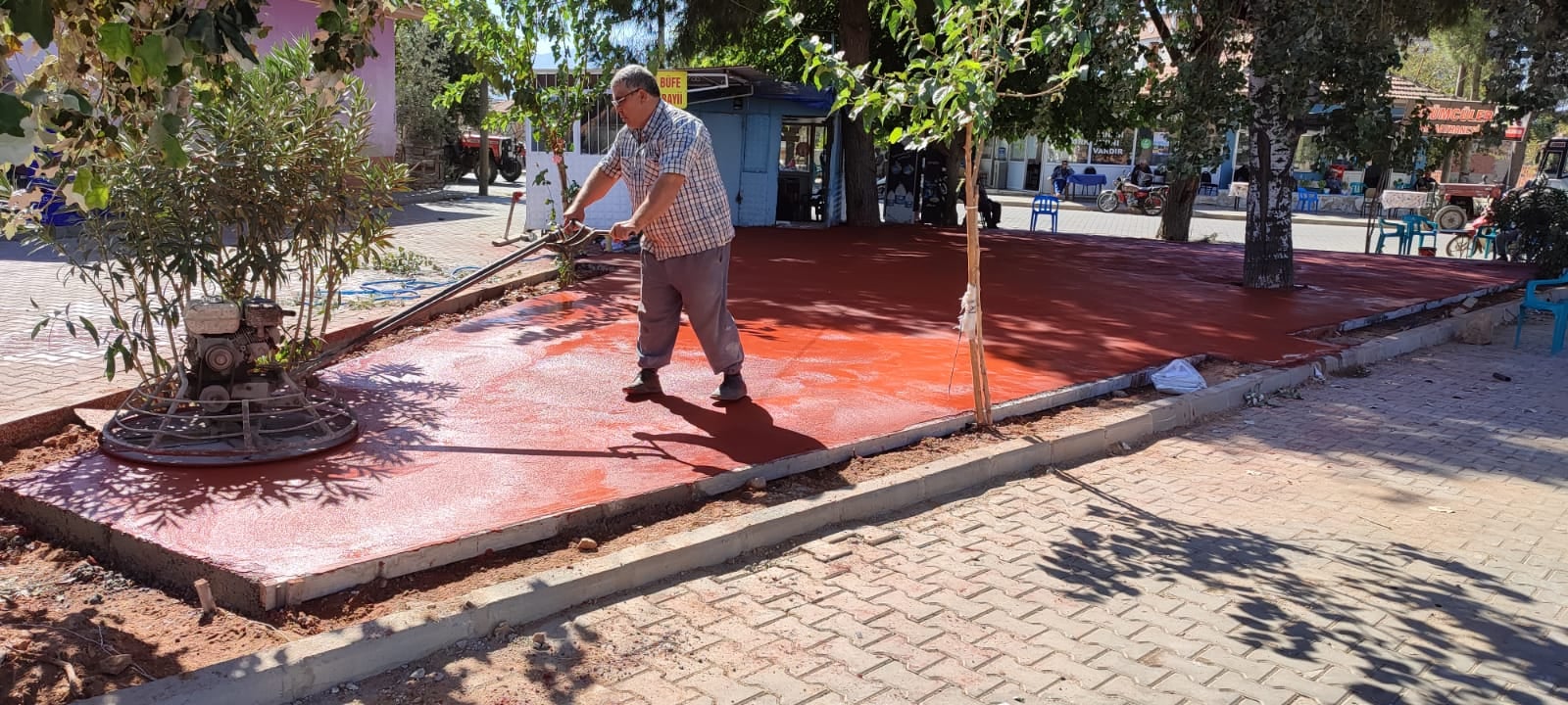 Belediye ekiplerimiz çalışmalarına bir program dahilinde devam ediyor.