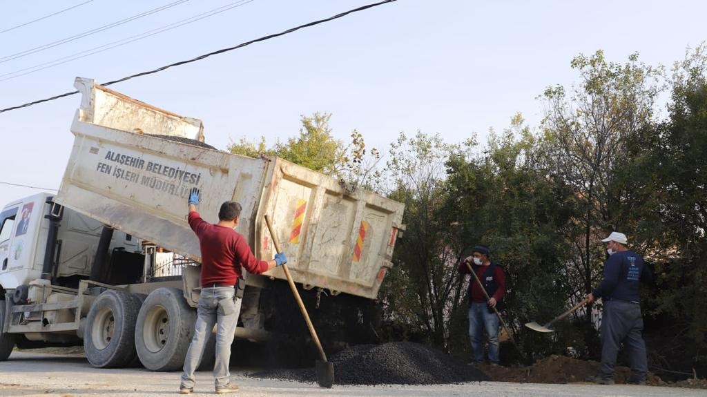 Belediye ekiplerimiz,  Delemenler Hacıbey ve  Bahçedere Mahallelerimizde asfalt yama, büz döşeme ve yol düzenleme çalışmalarına ara vermeden devam ediyor.