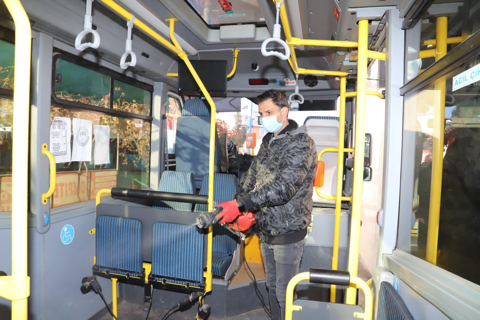 Belediye ekiplerimiz, ilçemizdeki ticari taksiler ve toplu taşıma amacıyla kullanılan minibüslerin dezenfektasyon işlemlerini yaparak  halkımızın daha güvenli ve sağlıklı bir şekilde seyahat etmelerini sağlıyor.