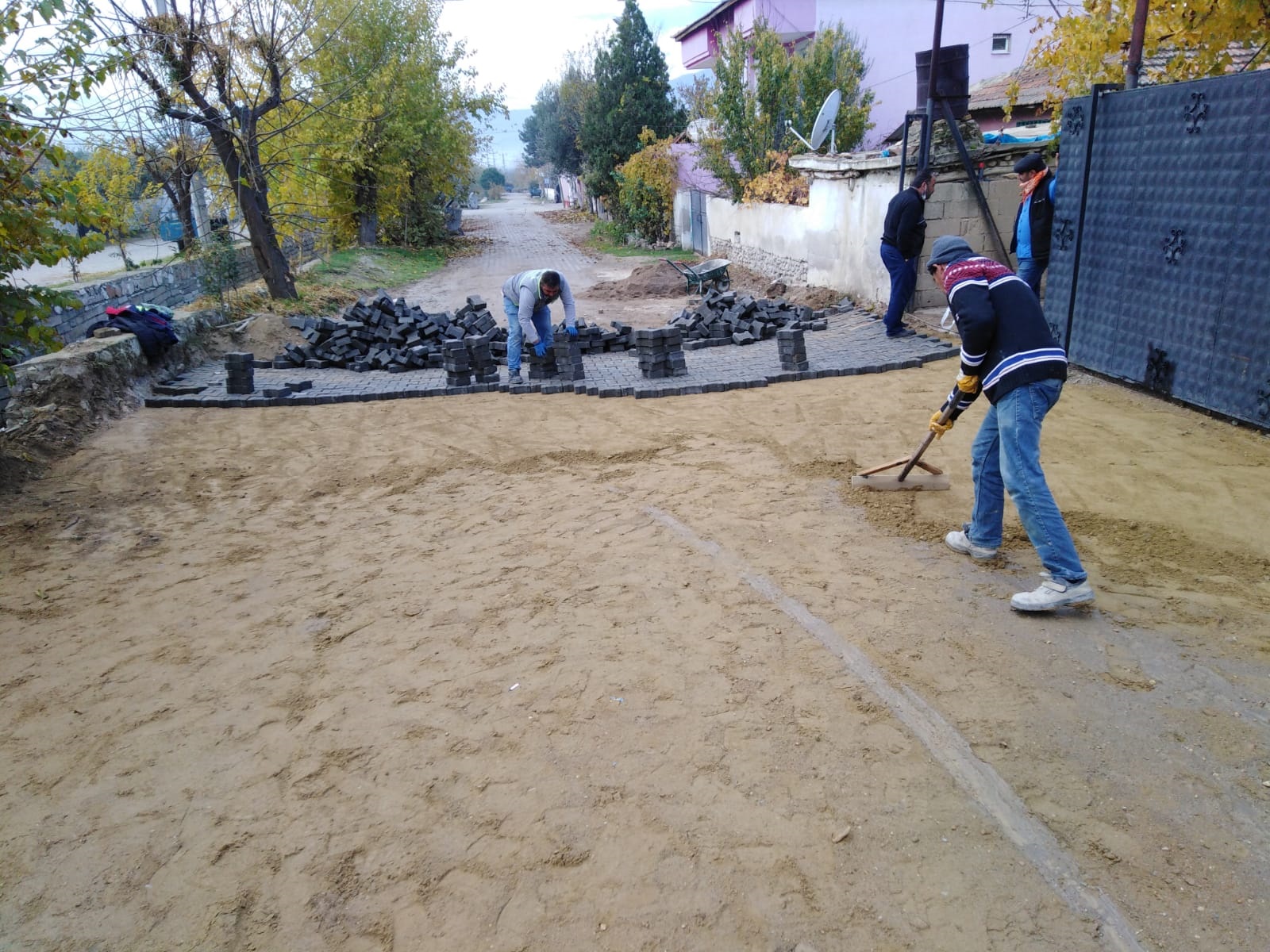 Belediye ekiplerimiz, ilçemizin merkez ve kırsal mahallelerinde kilit parke döşeme çalışmaları, yol düzenleme ve kaldırım çalışmalarına  ara vermeden devam ediyor. 