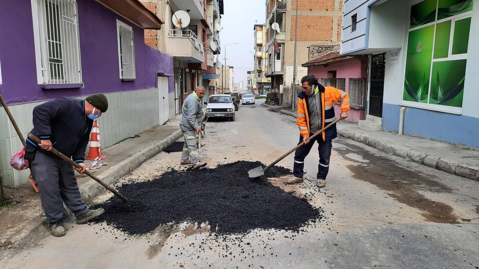 Belediye ekiplerimiz, İstasyon, Soğuksu, Yeni, Beşeylül ve Barış Mahallelerimizde asfalt yama çalışmalarına devam ediyor.