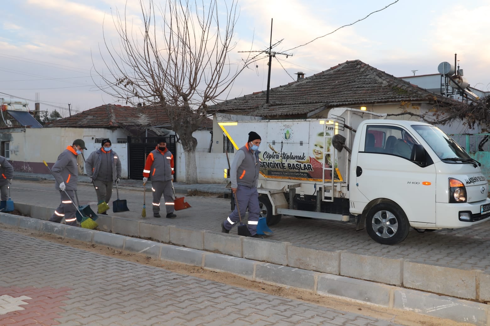 Belediye ekiplerimiz, Kavaklıdere Mahallemizde çalışmalarını sürdürüyor.