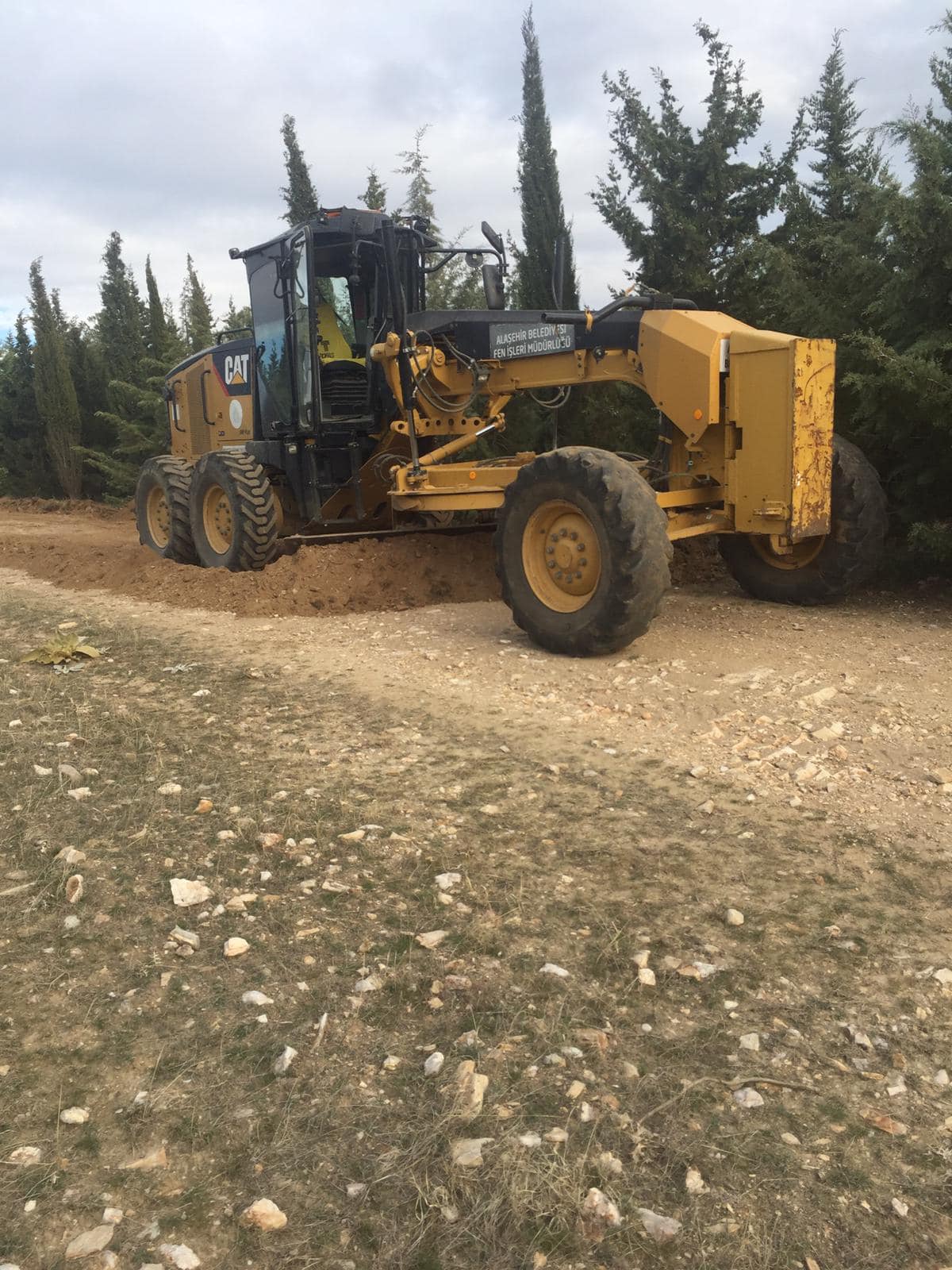 Belediye ekiplerimiz, Kemaliye ve Bahçedere Mahallelerimizde yol düzenleme çalışmalarına devam ediyor.