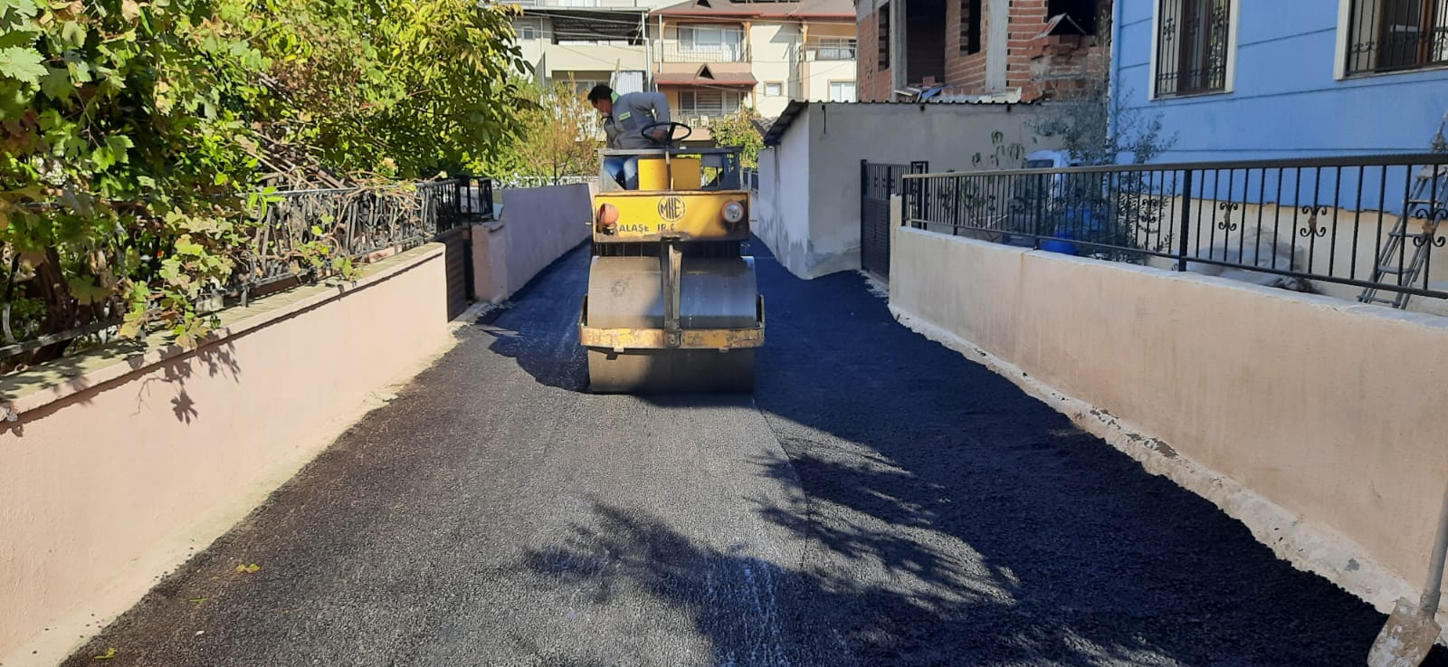 Belediye ekiplerimiz, merkez ve kırsal mahallelerimizde çalışmalarına tüm hızıyla devam ediyor. 