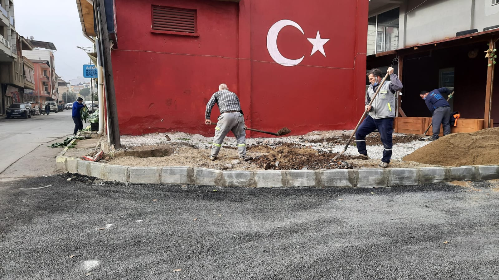 Belediye ekiplerimiz, Uluderbent Esentepe, Fatih,  Piyadeler Mahalleleri ve Şehir merkezimizdeki çalışmalarına büyük bir özveriyle devam ediyor.