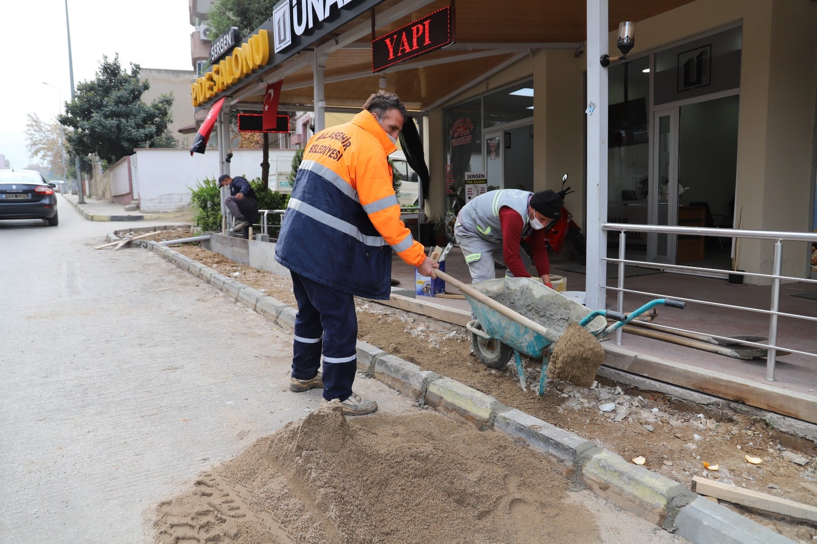 Belediye ekiplerimiz, Yenice ve  Yeni Mahallede asfalt yama ve kaldırım çalışmalarına devam ediyor.