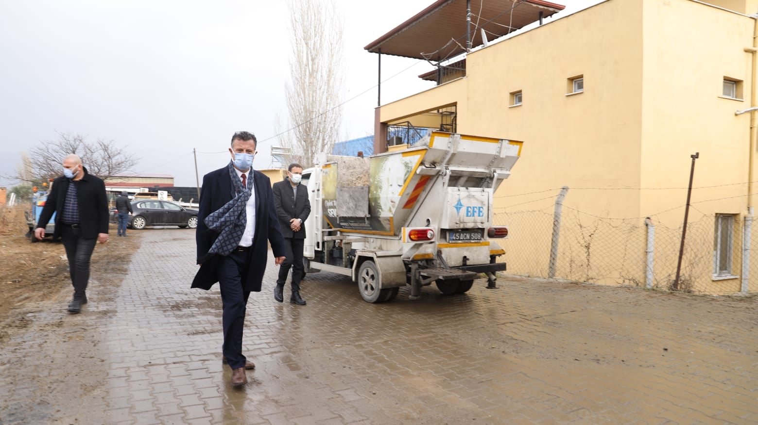 Belediye ekiplerimizin Barış Mahallesi Küme Evlerindeki çalışmalarını yerinde inceliyoruz. Sırayla bütün mahallelerimizin eksiklerini tamamlayacağız