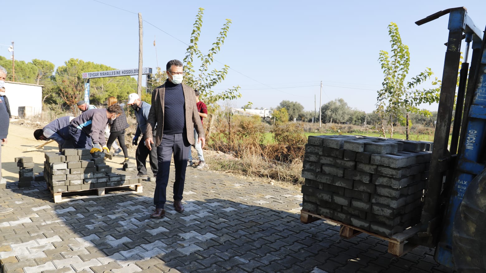 Belediye ekiplerimizin, Toygar Mahallemizdeki kilit parke döşeme çalışmalarını yerinde inceleyerek ekiplerimize çalışmalarında kolaylıklar diledik. Ekiplerimiz sırayla bütün mahallelerimizin eksiklerini tamamlayacak 