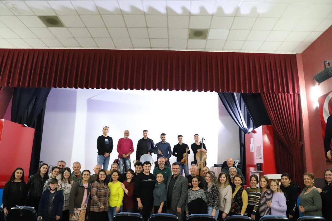 Belediyemizin Türk Sanat Müziği Korosu ve tiyatro kursu çalışmalarını ziyaret ettik