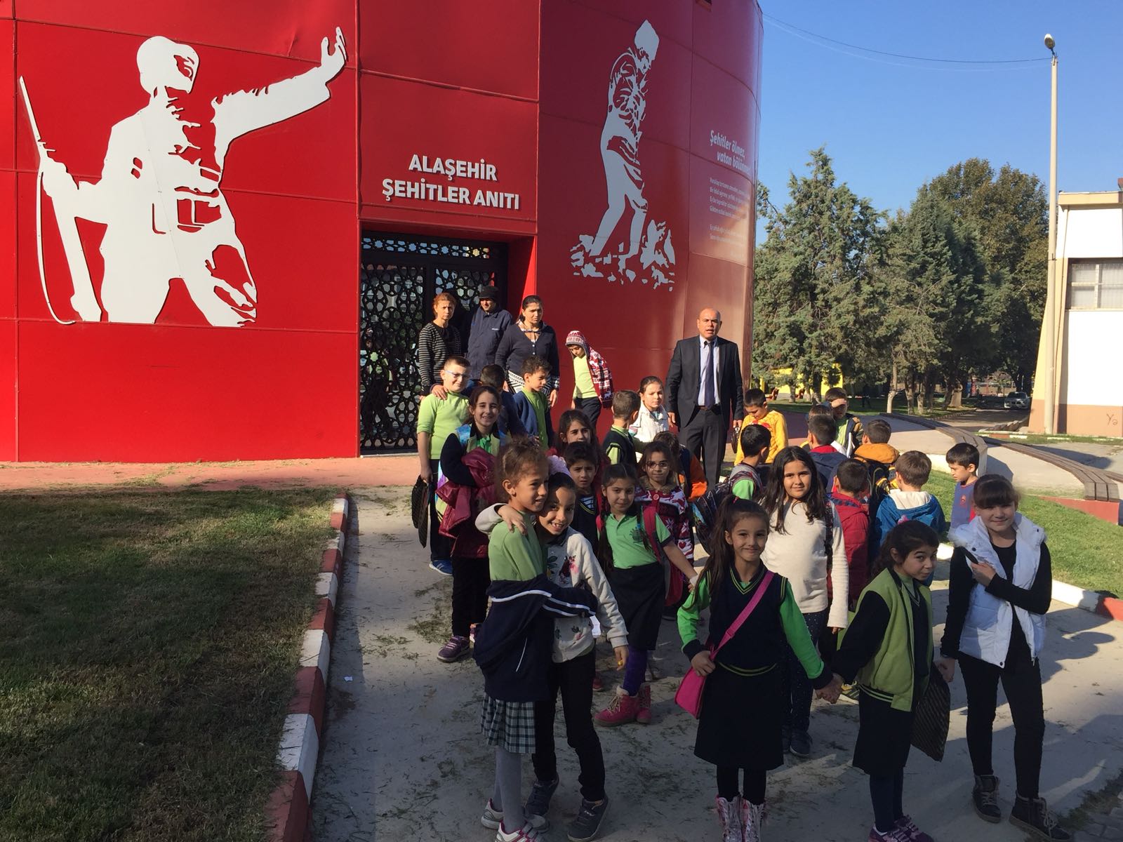 Beş Eylül İlkokulundan Şehitlik Anıtına Anlamlı Ziyaret