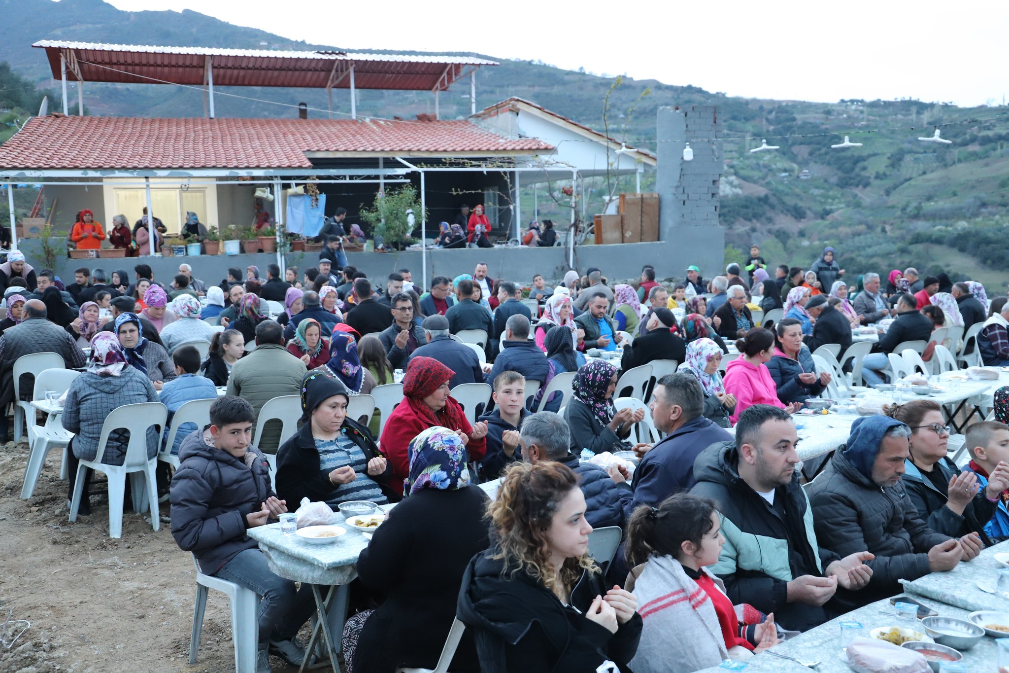 Bu akşam Bahçedere Mahallemizde, Ali ve Şazer Karabulut'un düzenlediği iftar programına katıldık. Allah kabul etsin