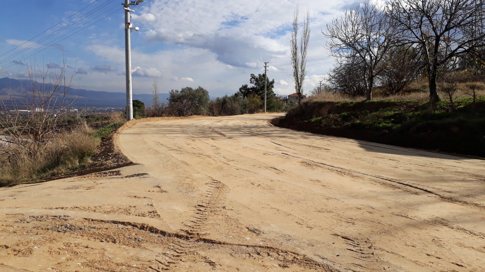 Çeşneli Mahallesinde Yol İyileştirme Çalışmaları Devam Ediyor