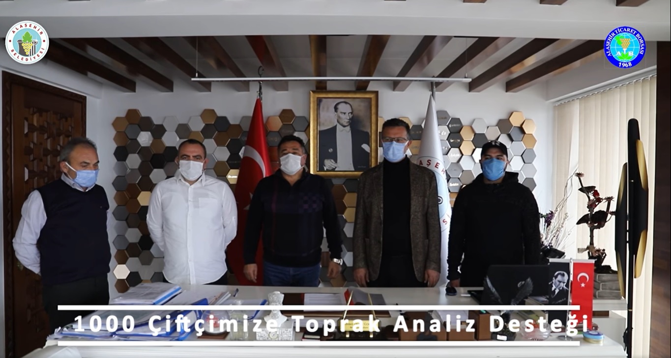 Çiftçilerimizin Her Zaman Yanındayız 1000 Çiftçimize Toprak Analizlerinde İndirim Müjdesi  Alaşehir Belediye ve Alaşehir Ticaret Borsası arasında yapılan protokolle, 1000 çiftçimizin toprak analizleri yüzde elli indirimli 