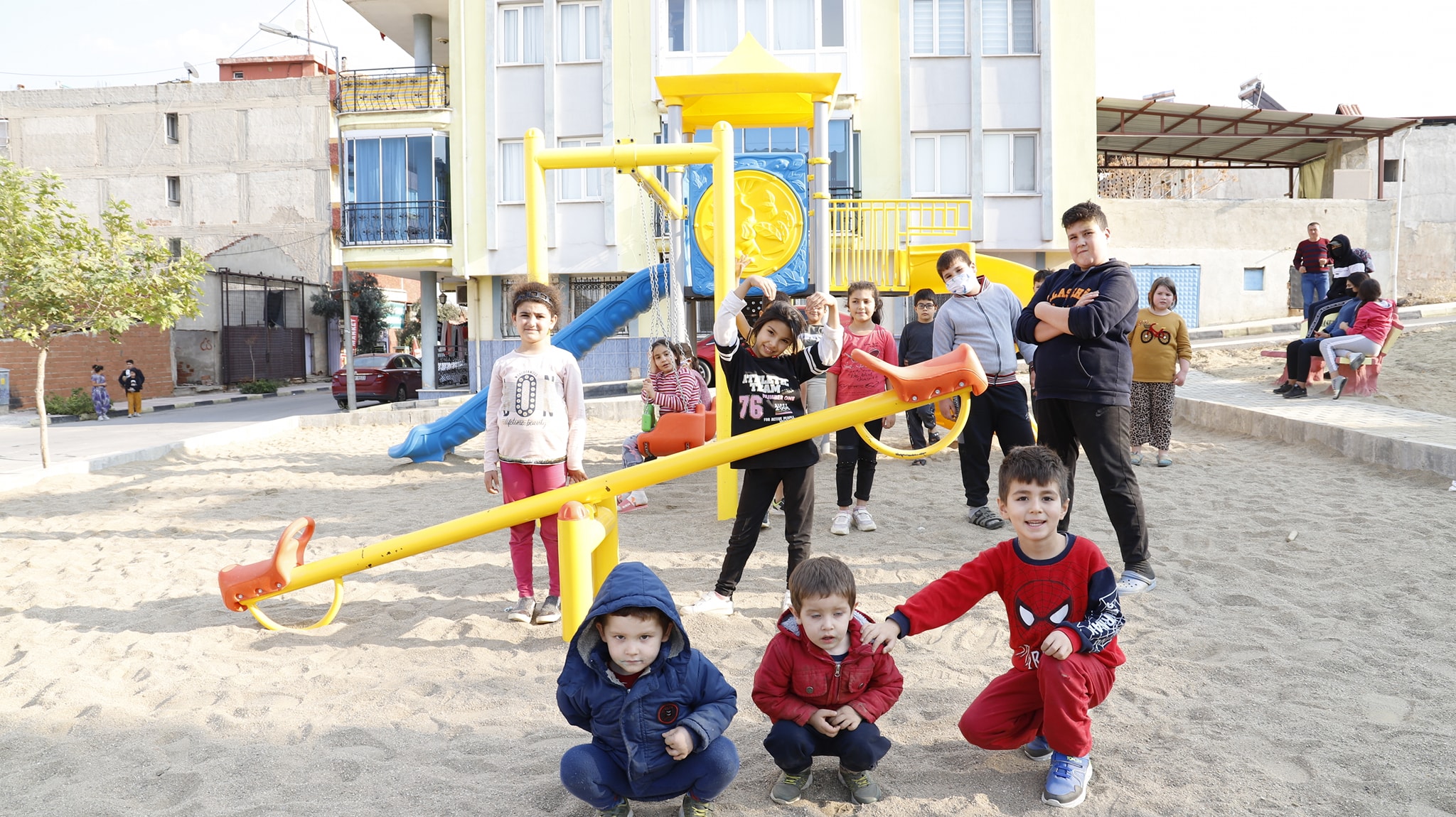 Çocuklarımızın, çocukluklarını doyasıya yaşamaları için söz verdiğimiz gibi tüm mahallelerimize sırayla park alanlarını ve oyun gruplarını kurmaya devam ediyoruz. 