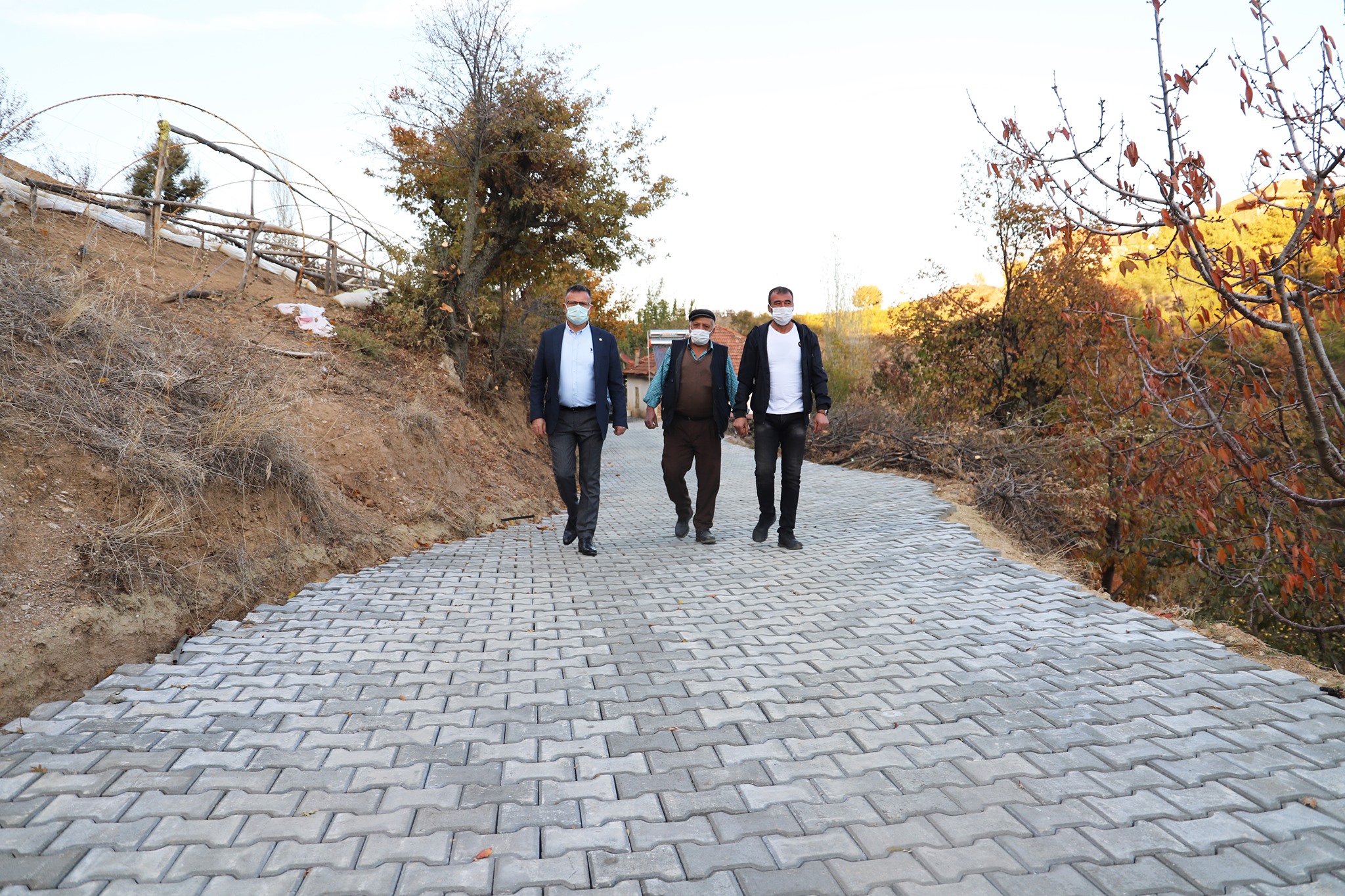 Dağarlar Mahallemizin Kayalar Mevkiindeki kilit parke döşeme çalışmalarını Muhtarımız Yasin Şahan ile birlikte yerinde inceledik. 