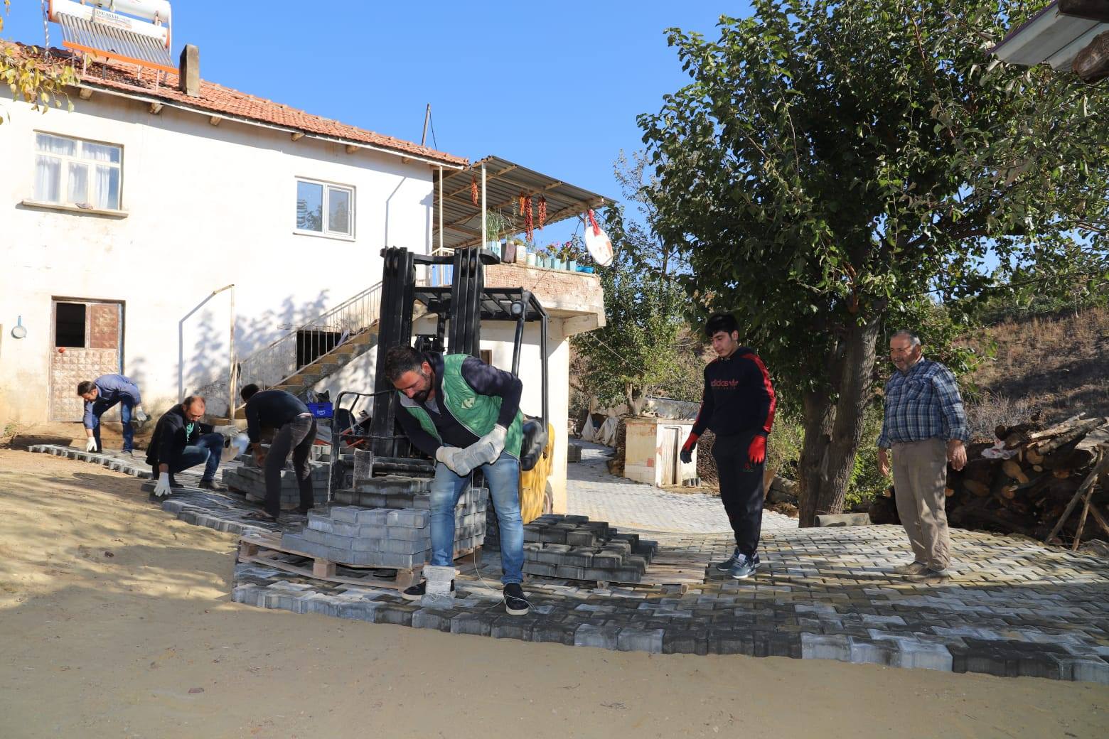 Dağarlar Mahallesi Kayalar Sokakta kilit parke çalışmalarımız başladı. Hemşehrilerimiz artık tozdan kurtulacak. Onları mutlu görmek bizlerin en büyük arzusu. Sırayla mahallelerimizin eksiklerini tamamlayacağız