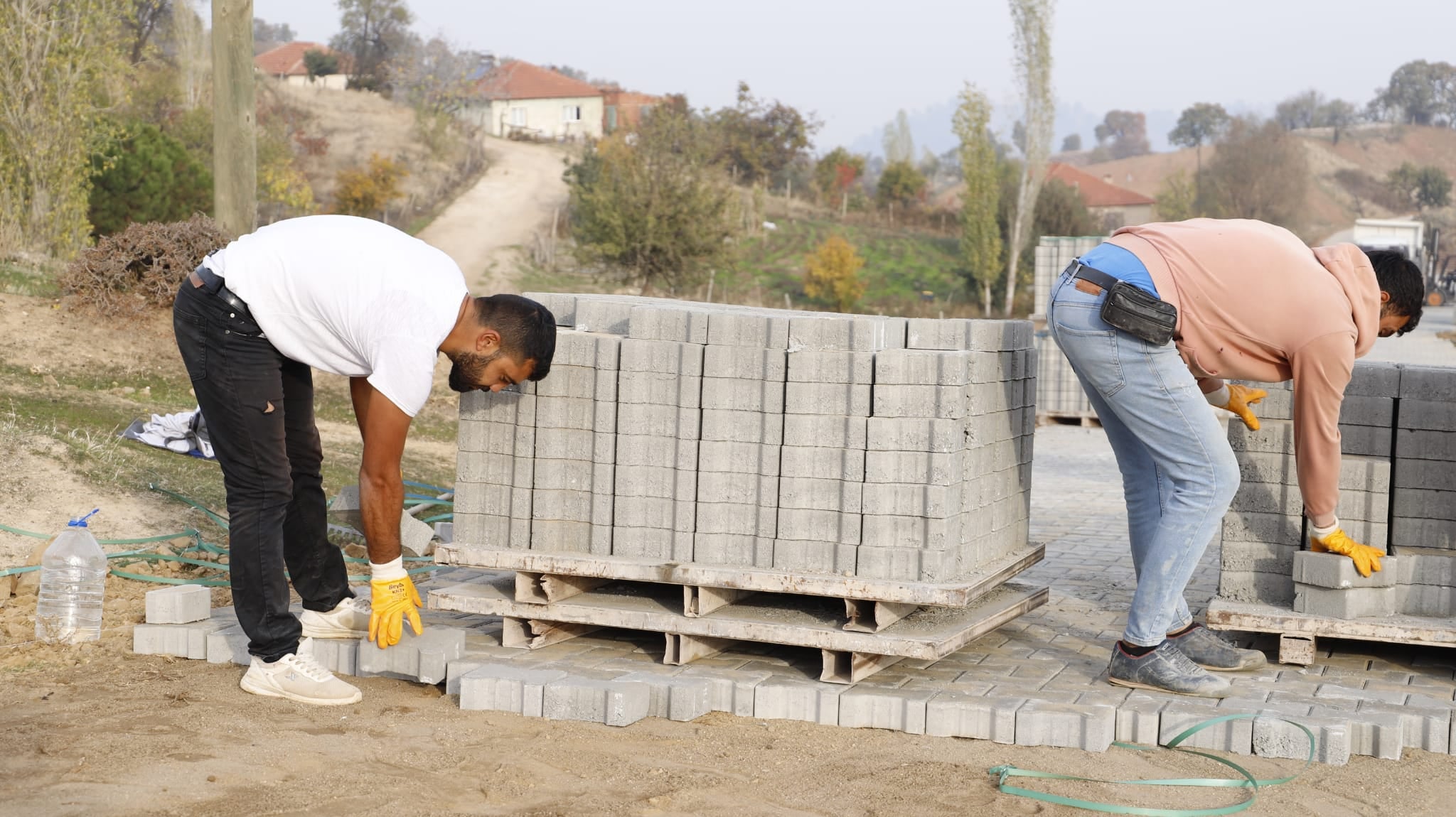 Ekiplerimiz çalışmalarını bir program dahilinde sürdürüyor .Sırayla bütün mahallelerimizin eksiklerini tamamlayacağız 