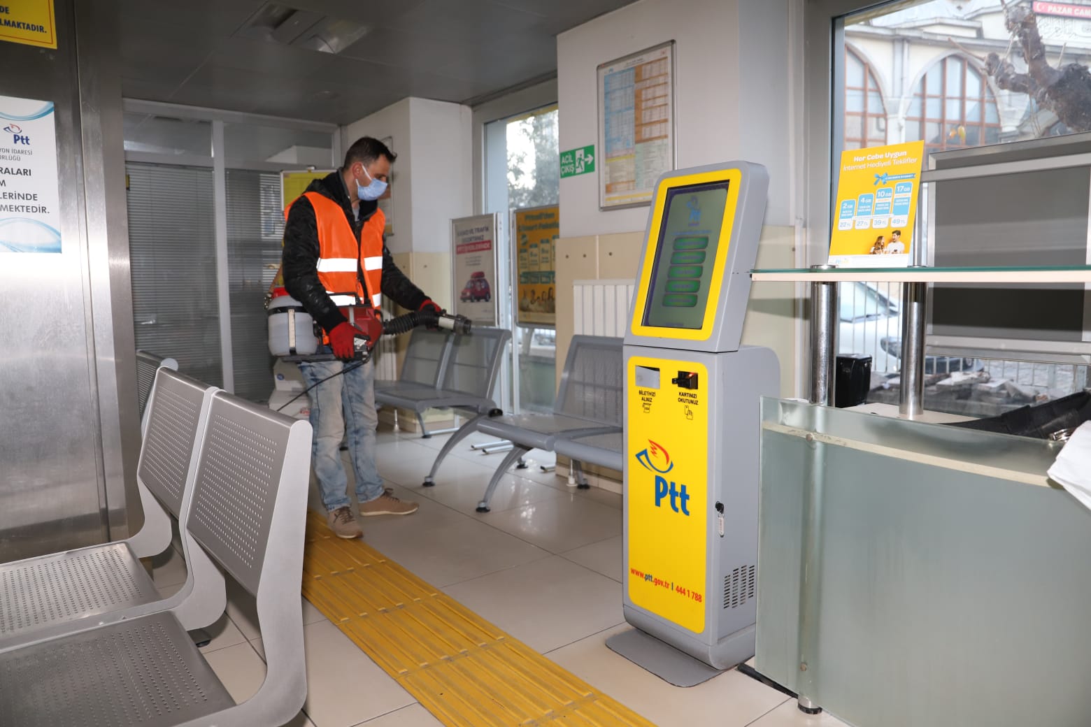 Ekiplerimiz, vatandaşlarımızın en sık kullandığı PTT, bankalar, noterler, kamu kurum ve kuruluşların dezenfeksiyon işlemlerini her sabah rutin olarak gerçekleştiriyor.