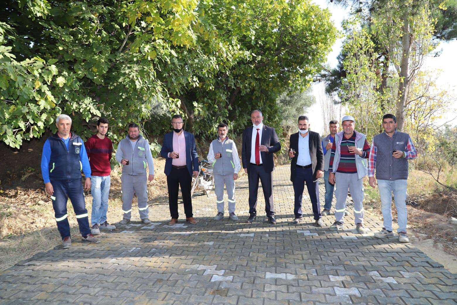 Evrenli Mahallemizde kilit parke çalışmaları yapan mesai arkadaşlarımla yorgunluk çayı içiyoruz