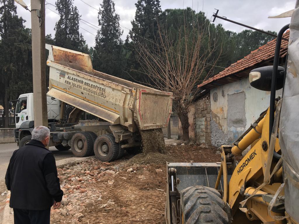 Fen İşleri Ekiplerimiz 7 Koldan Çalışmalarını Sürdürüyor