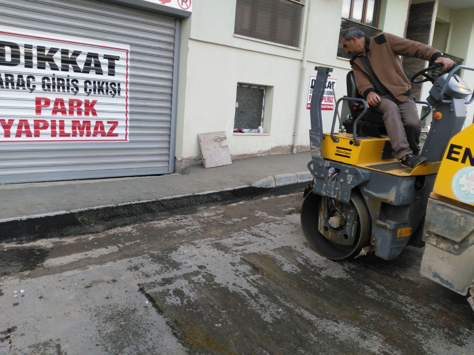 Fen İşleri Kurtuluş Mahallesinde Asfalt Çalışmalarına Devam Ediyor