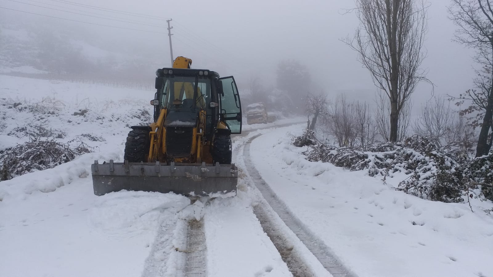 Fen İşleri Müdürlüğü Ekiplerimiz Yol Açma Çalışmalarına Devam Ediyor