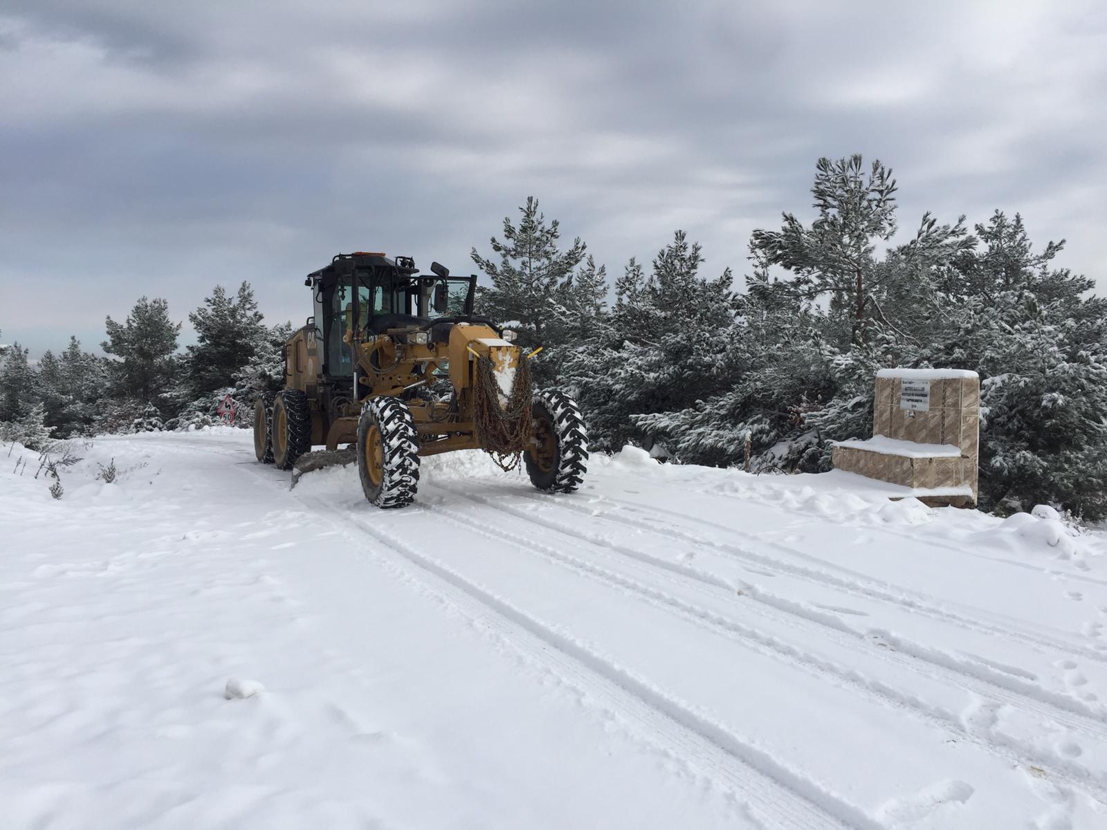 Fen İşleri Müdürlüğüne bağlı ekiplerimiz, sabah saatlerinde özellikle kırsal mahallelerimizde etkili olan kar yağışı sebebiyle, vatandaşlarımızın mağdur olmamaları için çalışmalarına devam ediyor. 